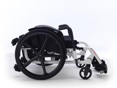 Manueller Rollstuhl Invacare Action Ampla heruntergeklappte Rückenlehne 