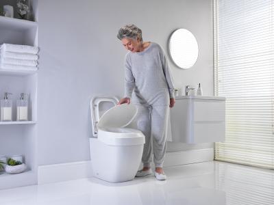Toilettensitzerhöhung Aquatec 90 Ergo mit Deckel Anwendungsbeispiel