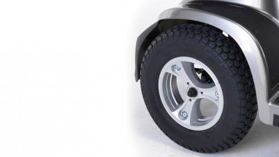 Elektromobil Invacare Cetus Detailansicht Antriebsräder