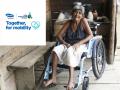 Eine ältere Damen sitzt in einem Rollstuhl der Free Wheelchair Mission