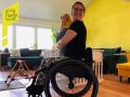 Samantha Köhler im Rollstuhl mit Baby